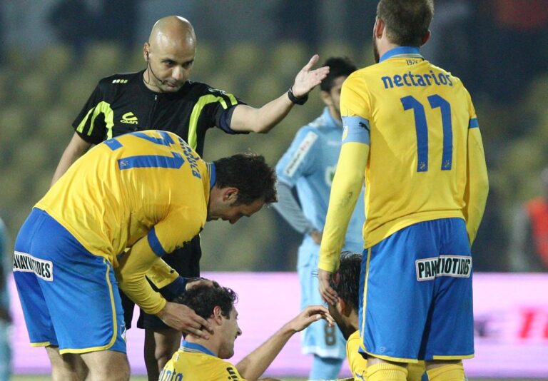 Ο ορισμός «θα παίζετε μέχρι να το βάλουν» με τον Τράττο διαιτητή!