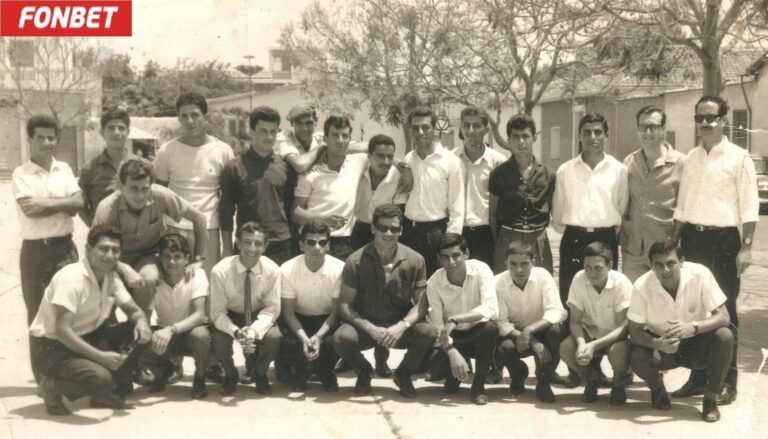 Έξω απο την εκκλησία της Αγίας Τριάδας!