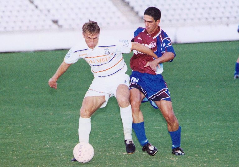 Ποιος είναι ο εικονιζόμενος ποδοσφαιριστής στην φωτό;