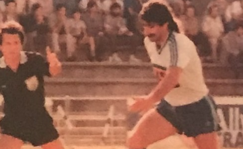 Με το πόδι μόνιμα δεμένο ένα παλληκάρι με ψυχάρα!